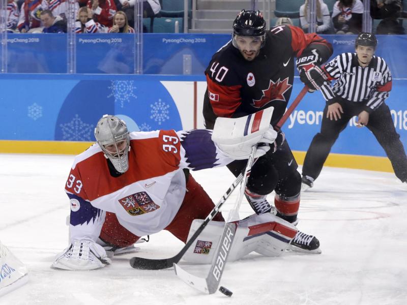 Tschechiens Torhüter Pavel Francouz (l.) schlägt den Puck vor Maxim Lapierre aus Kanada weg Tschechiens Torhüter Pavel Francouz (l.) schlägt den Puck vor Maxim Lapierre aus Kanada weg