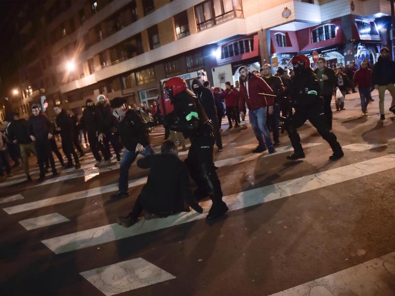 Hunderte Chaoten lieferten sich in Bilbao Straßenschlachten