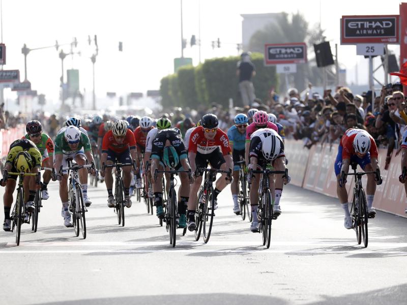 Phil Bauhaus (2.v.r.) vom Team Sunweb sprintet in Abu Dhabi zum Etappensieg Phil Bauhaus (2.v.r.) vom Team Sunweb sprintet in Abu Dhabi zum Etappensieg