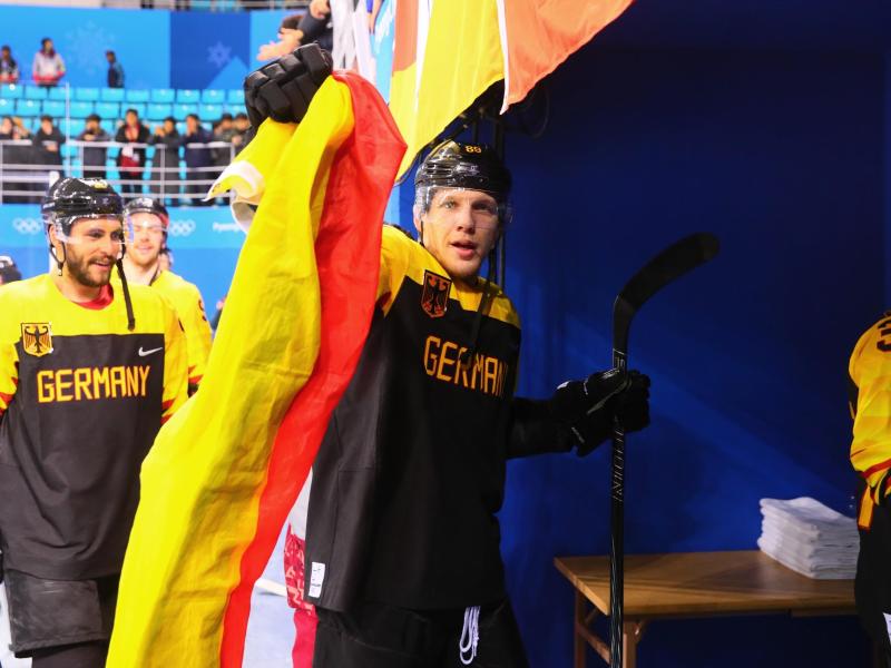 Der Einsatz von David Wolf (M) im Olympia-Finale gegen Russland ist unsicher Der Einsatz von David Wolf (M) im Olympia-Finale gegen Russland ist unsicher