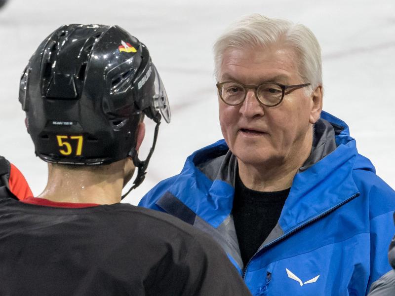 Bundespräsident Frank-Walter Steinmeier (r) spricht mit Marcel Goc Bundespräsident Frank-Walter Steinmeier (r) spricht mit Marcel Goc