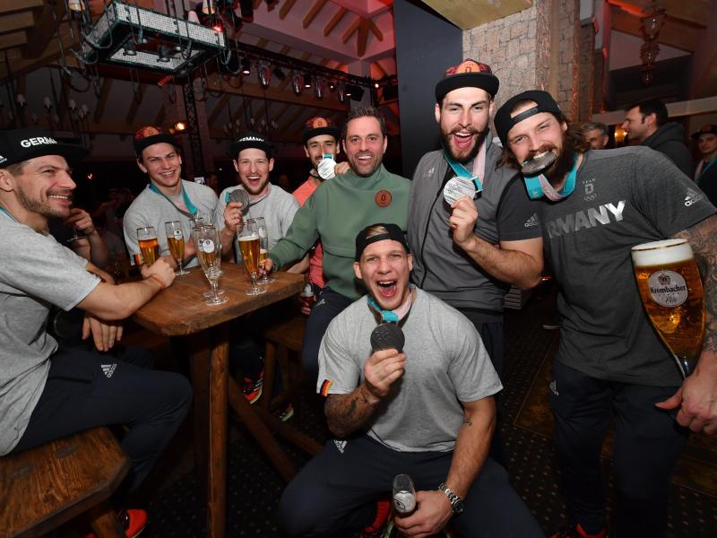 Das deutsche Eishockeyteam feiert im Deutschen Haus die Silbermedaille Das deutsche Eishockeyteam feiert im Deutschen Haus die Silbermedaille