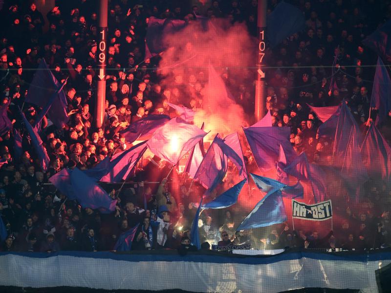 HSV-Fans brannten im Gästeblock des Weserstadions mehrmals Pyrotechnik ab