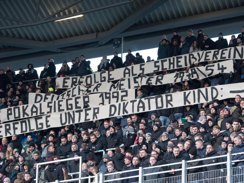 Fans von Hannover 96 bringen ihren Unmut gegen Clubchef Martin Kind zum Ausdruck
