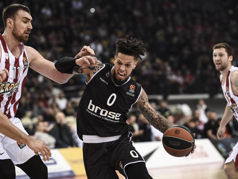 Bambergs Daniel Hackett (M) setzt sich gegen Kim Tillie (l) von Olympiakos Piräus durch Bambergs Daniel Hackett (M) setzt sich gegen Kim Tillie (l) von Olympiakos Piräus durch