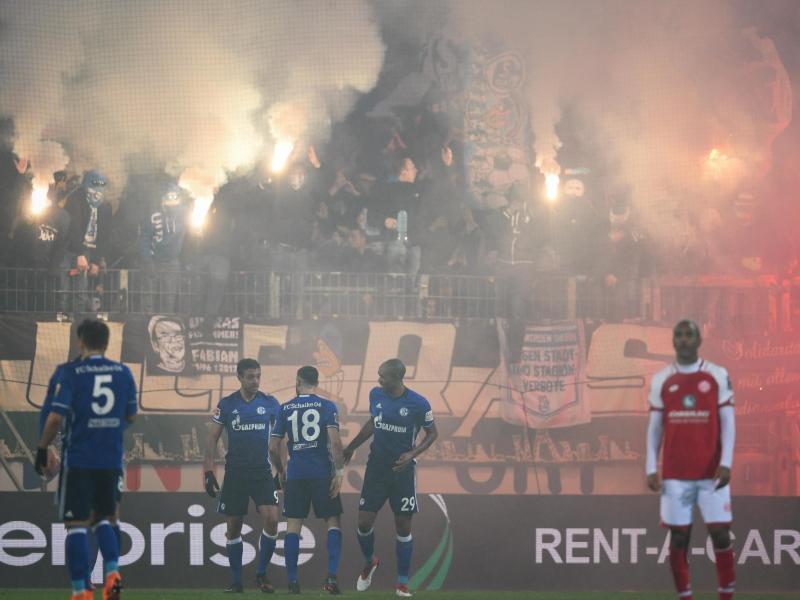 Die Schalker Fans feiern das 1:0 in Mainz mit reichlich Pyrotechnik