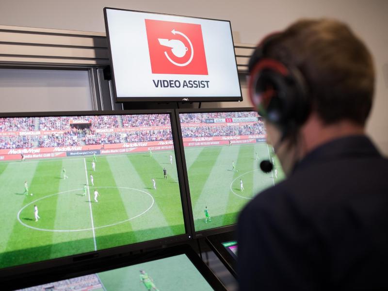 Seit dieser Saison in der Bundesliga im Einsatz: Der Videoassistent