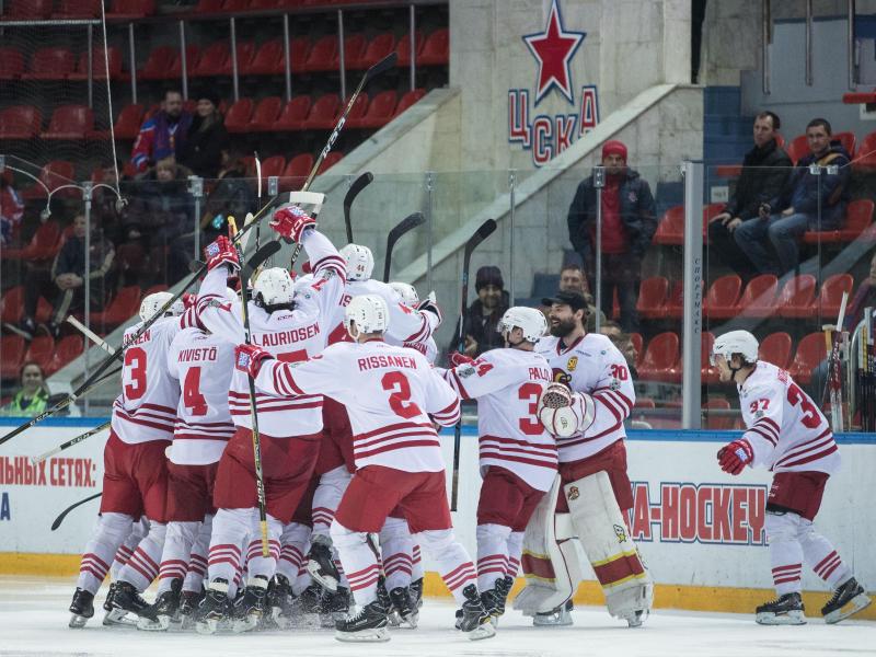 Nach 142 Minuten und neun Sekunden konnten die Spieler von Jokerit Helsinki endlich über den Sieg im Spiel gegen ZSKA Moskau jubeln Nach 142 Minuten und neun Sekunden konnten die Spieler von Jokerit Helsinki endlich über den Sieg im Spiel gegen ZSKA Moskau jubeln