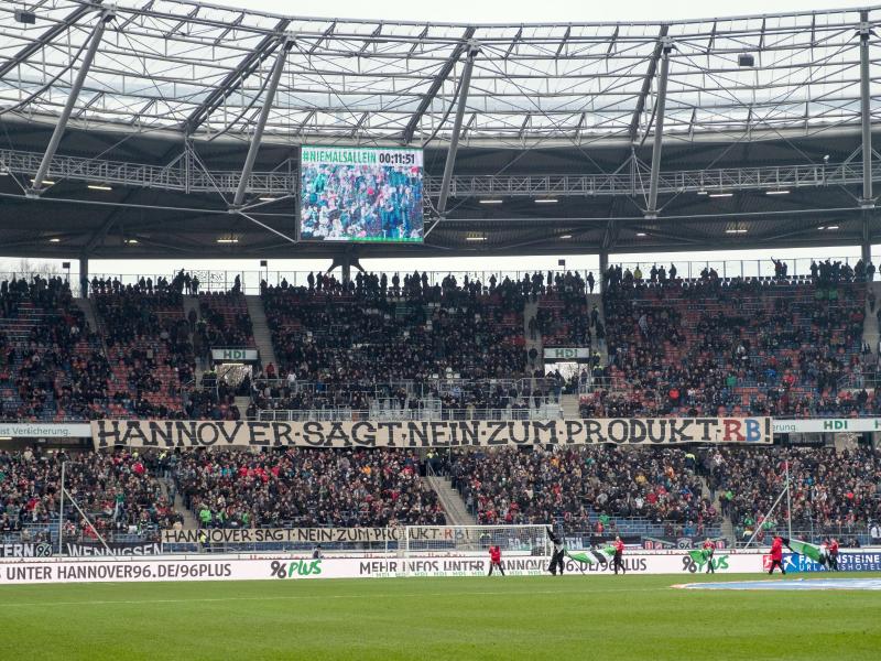 Hannovers Fans zeigen vor dem Spiel unter anderem das Banner 