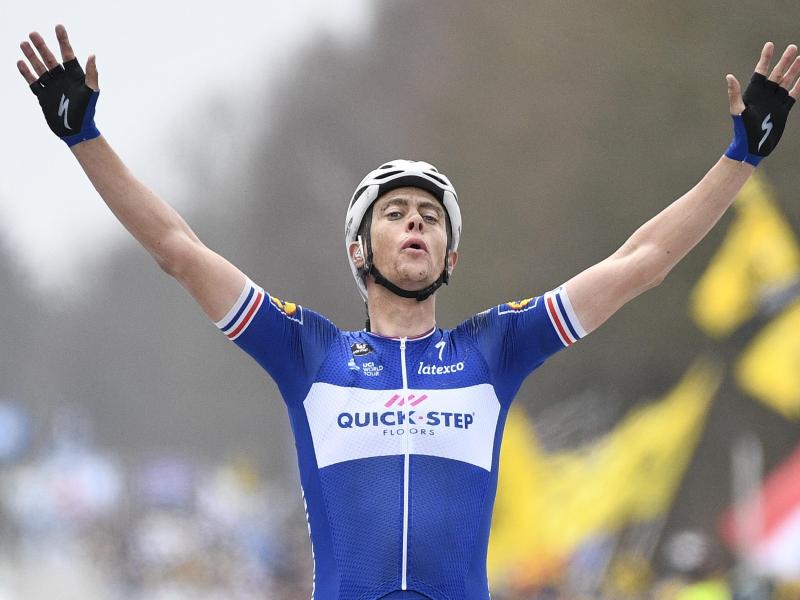 Niki Terpstra vom Team Quick-Step Floors jubelt über seinen Sieg bei der 102. Flandern-Rundfahrt Niki Terpstra vom Team Quick-Step Floors jubelt über seinen Sieg bei der 102. Flandern-Rundfahrt