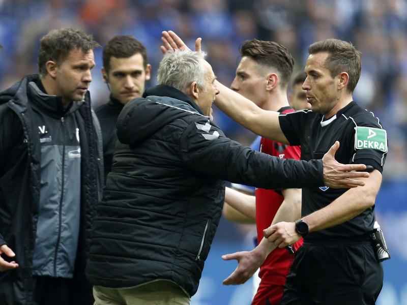 Freiburgs Trainer Christian Streich beschwerte sich vehement bei Schiedsrichter Tobias Stieler