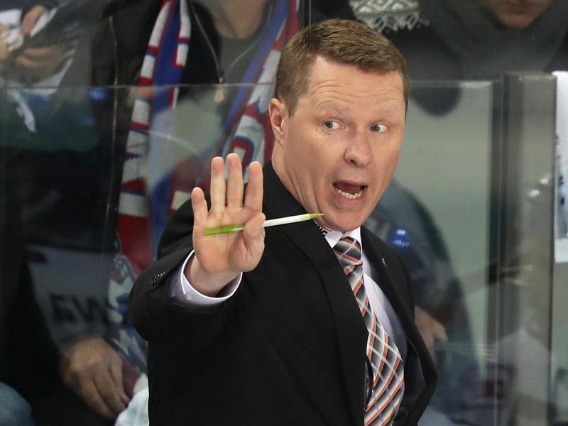 Augsburgs Trainer Mike Stewart kann sein Team mit dem früheren NHL-Spieler Matt Fraser verstärken Augsburgs Trainer Mike Stewart kann sein Team mit dem früheren NHL-Spieler Matt Fraser verstärken