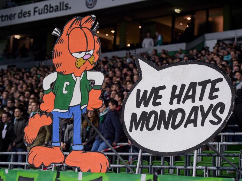 Fans haben einen Pappaufsteller als Protest gegen die Montagsspiele aufgestellt