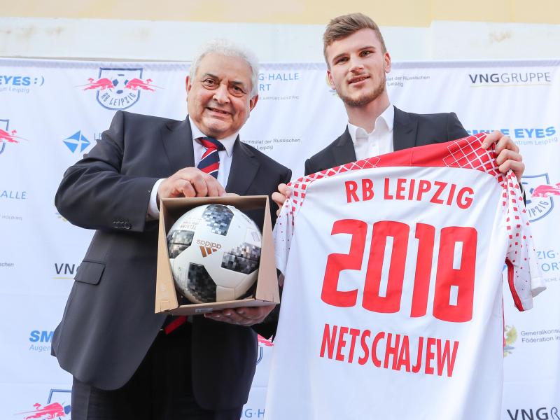 Der russische Boschafter in Deutschland, Sergej Netschajew, überreicht Timo Werner den offiziellen WM-Ball