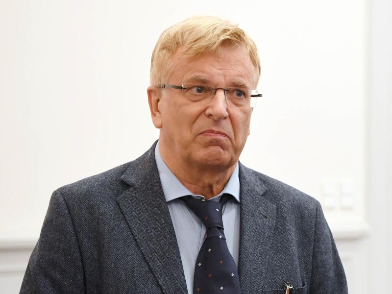 Hans Herrnberger (l.), Vorstandschef des SV Wilhelmshaven, führt einen Rechtsstreit gegen den Fußball-Weltverband