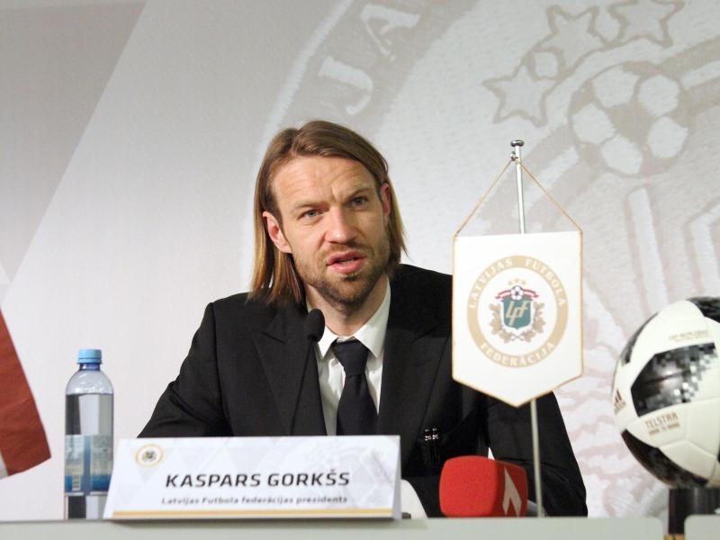 Kaspars Gorkss spricht auf der Pressekonferenz nach seiner Wahl zum neuen Präsidenten des lettischen Fußballverbands