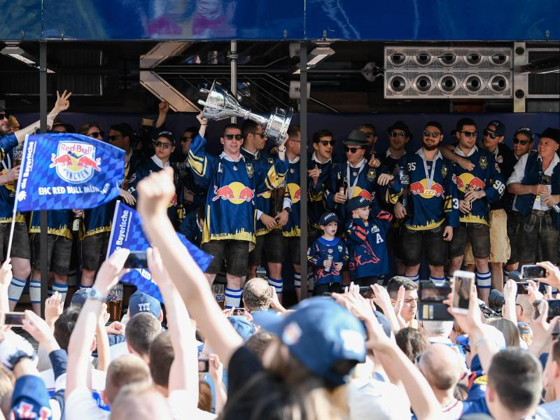 Der EHC Red Bull München feiert mit seinen Fans die Meisterschaft Der EHC Red Bull München feiert mit seinen Fans die Meisterschaft