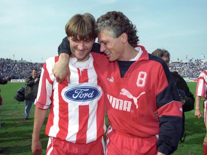 Konnte im Jahr 1996 einen Kölner Abstieg noch abwenden: Ex-Torjäger Toni Polster (r.)