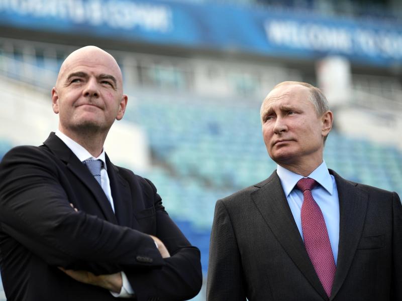 Russlands Präsident Wladimir Putin (re.) und FIFA-Chef Gianni Infantino