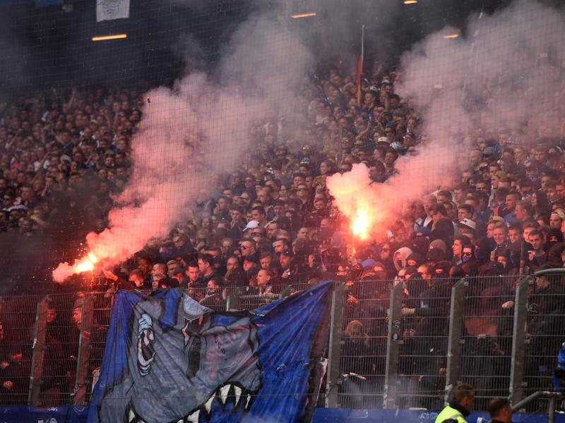 HSV-Anhänger brannten beim Spiel gegen Mönchengladbach Pyrotechnik ab