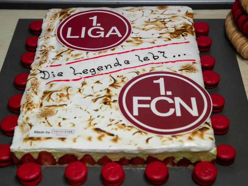Für den Bundesliga-Rückkehrer 1. FC Nürnberg gab es eine Erdbeer-Pistazien-Torte