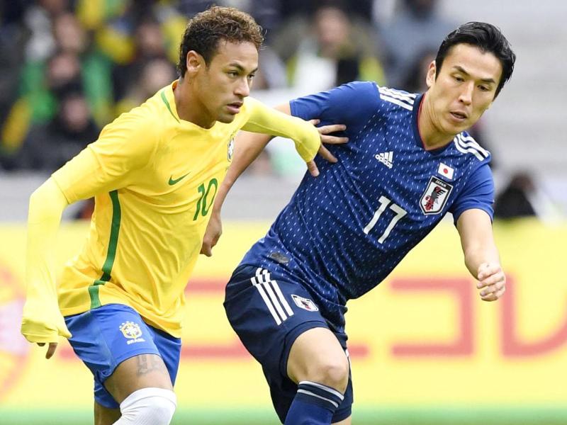 Japans Makoto Hasebe (r.) im Duell mit Brasiliens Star Neymar. Foto: kyodo
