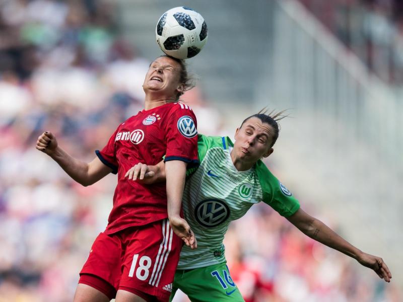 Bayerns Dominika Skorvankova (l.) schoss das Führungstor gegen Wolfsburg