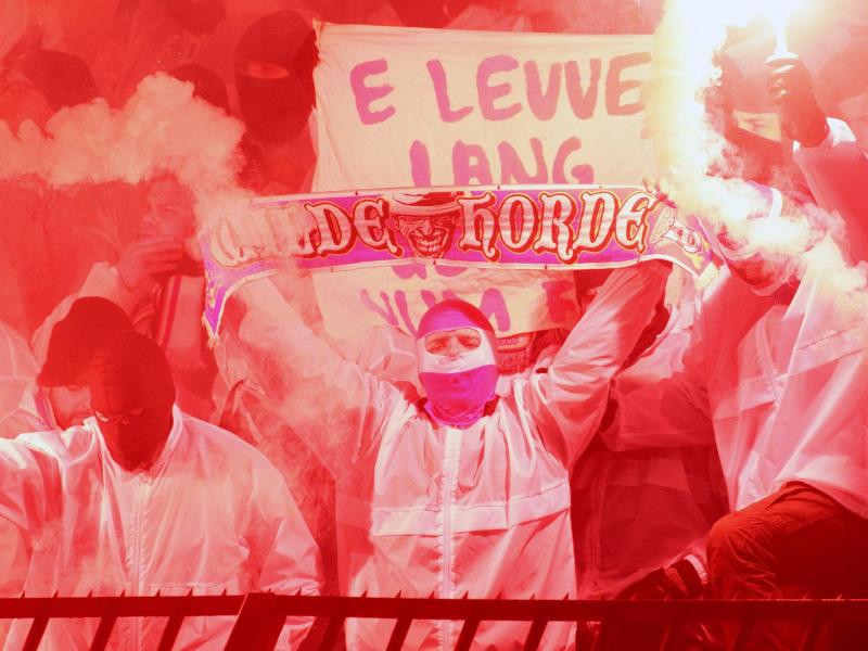Vermummte Kölner Fans brennen auf der Tribüne in Belgrad Pyrotechnik ab