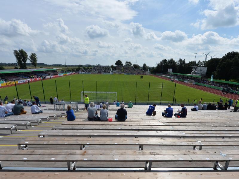 2016 wurden in Drochtersen Zusatztribünen für das Spiel gegen Mönchengladbach aufgebaut