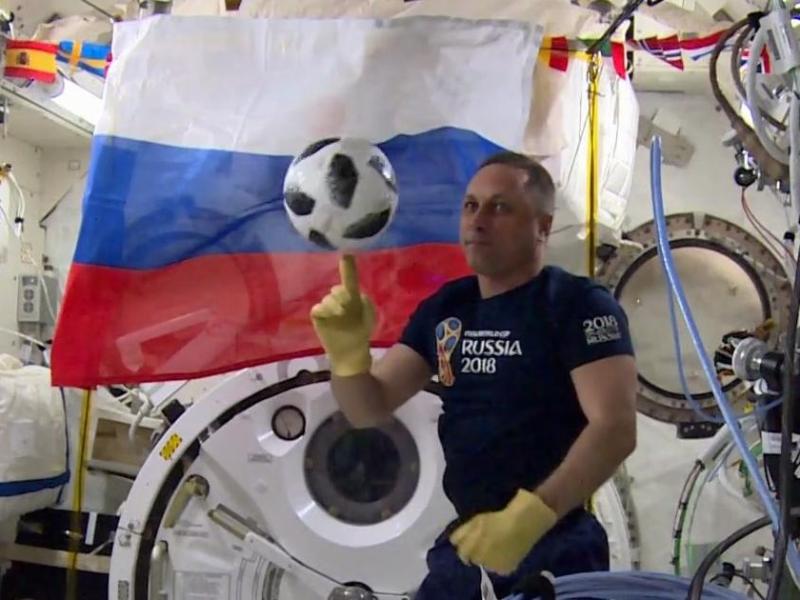Der russische Kosmonaut Anton Shkaplerov mit dem Ball für das WM-Eröffnungsspiel