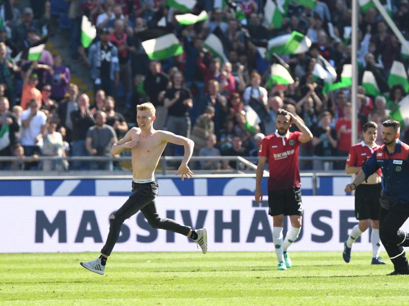 Kostet Hannover eine Geldstrafe: Ein Flitzer rennt während der Partie gegen Hertha BSC