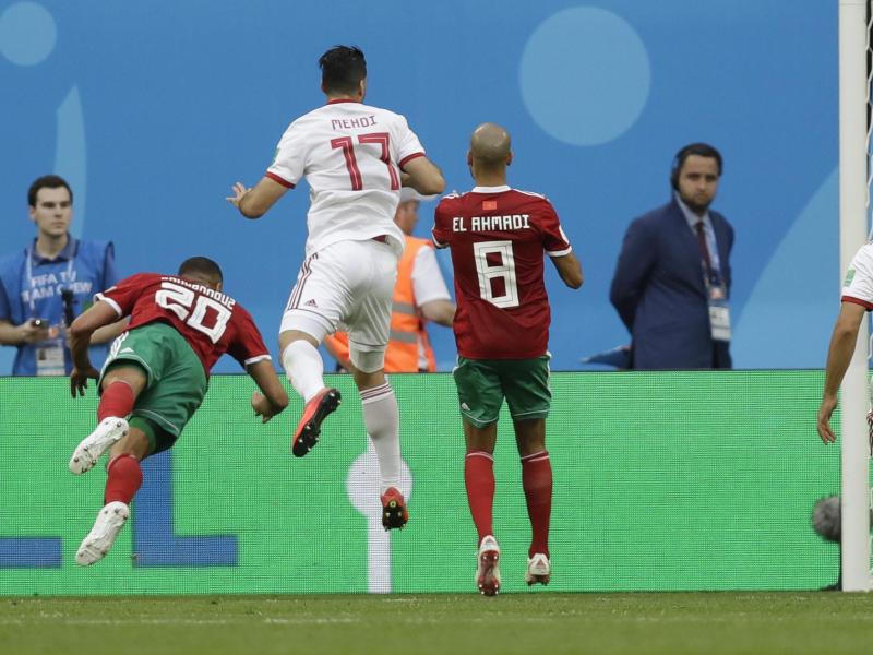 Marokkos Aziz Bouhaddouz (l.) erzielt das Eigentor zum 0:1 im Spiel gegen Iran