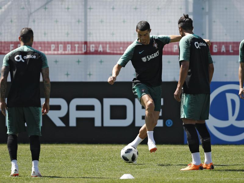 Cristiano Ronaldo (m.) umspielt im Training seine Teamkollegen