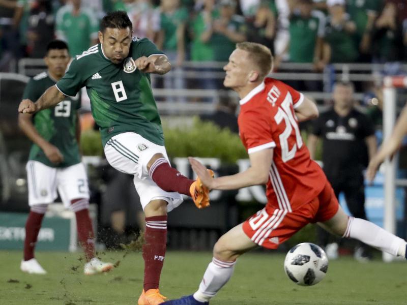 Mexikos Marco Fabián (l.) richtet seinen Blick bereits auf das kommende Gruppenspiel