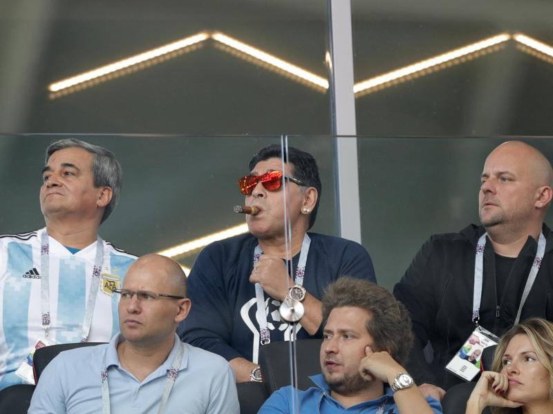 Diego Maradona (m.) trainierte sein Heimatland Argentinien bei der WM 2010