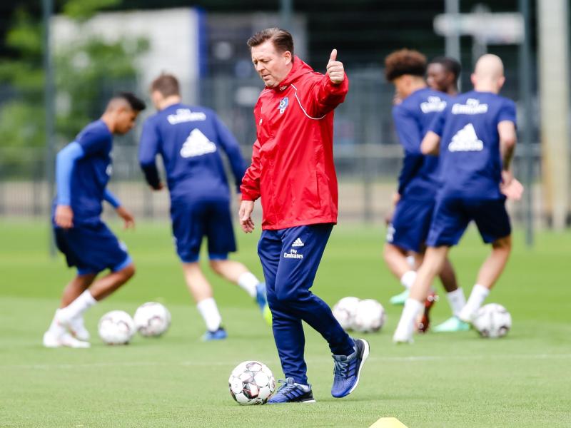 HSV-Trainer Christian Titz bat seine Spieler zum Trainingsauftakt