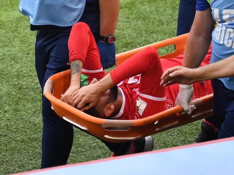 Der Tunesier Dylan Bronn wird verletzt vom Spielfeld getragen