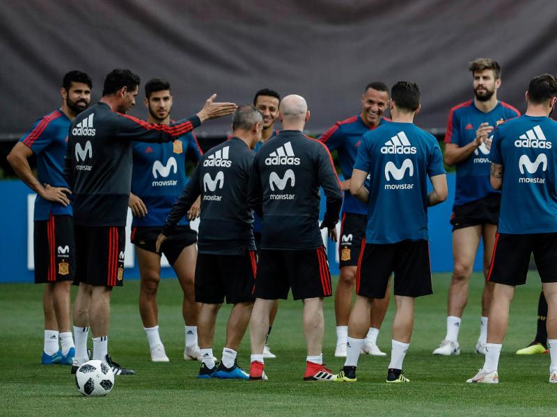 Spaniens Trainer Fernando Hierro (l.) schwört das Team aufs letzte Gruppenspiel ein