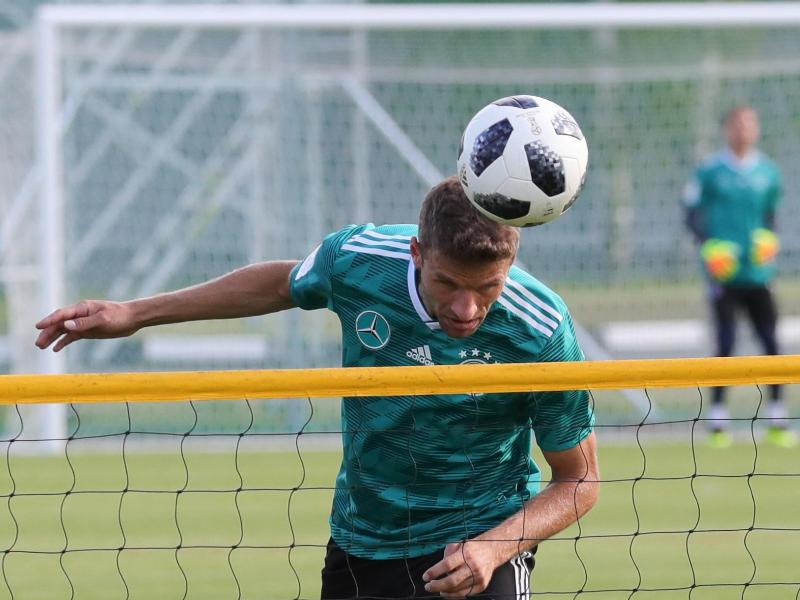 Thomas Müller gibt auch beim Fußballtennis im Training alles