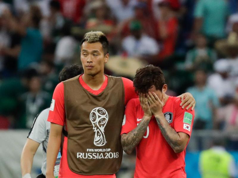 Hyun-soo Jang (r.) aus Südkorea wird nach dem Spiel gegen Mexiko von seinem Mitspieler getröstet