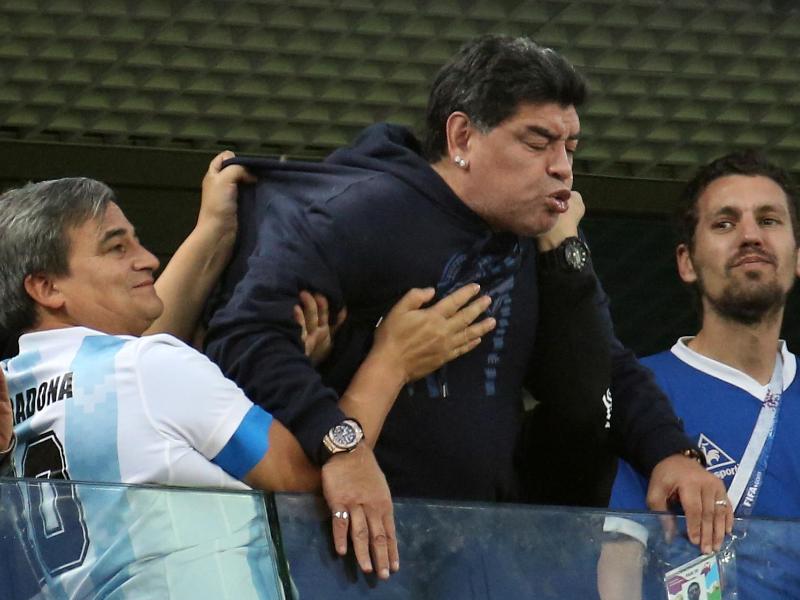 Maradona musste zwischenzeitlich gestützt werden
