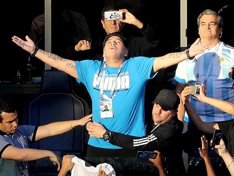 Zog auf der Tribüne eine große Show ab: Diego Maradona