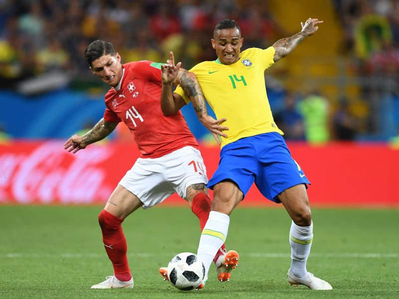 Der Brasilianer Danilo (r) verletzte sich am Sprunggelenk