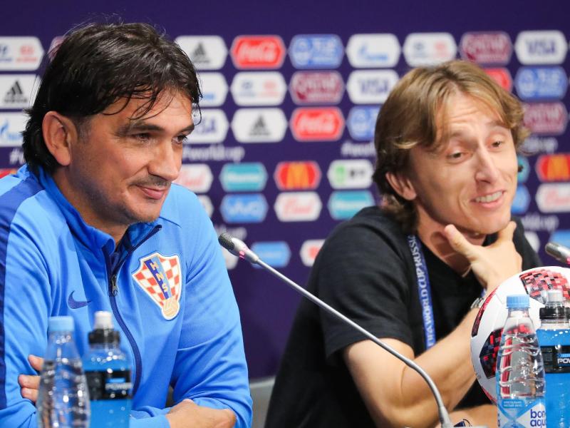 Luka Modric (re.) und Kroatiens Trainer Zlatko Dalic wollen das WM-Finale genießen