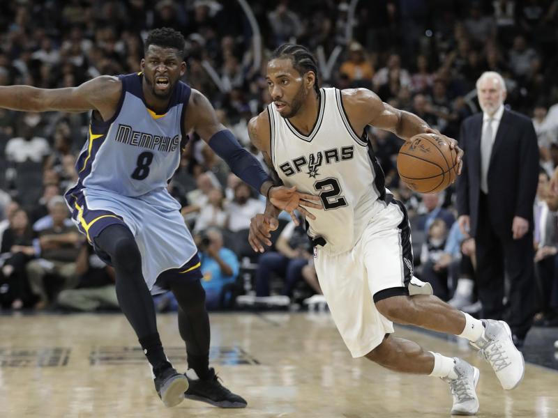 Geht künftig in Toronto auf Körbejagd: Kawhi Leonard (r.) Geht künftig in Toronto auf Körbejagd: Kawhi Leonard (r.)