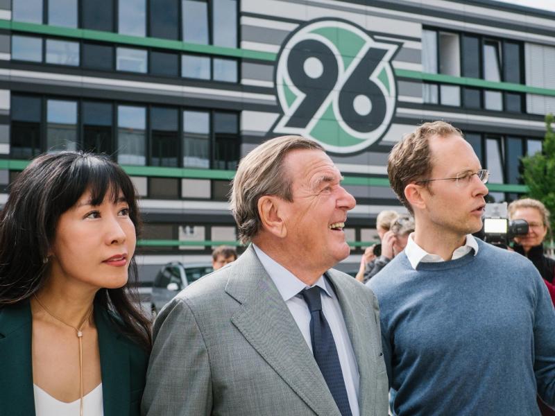 Altkanzler Gerhard Schröder (M.), auch Aufsichtsratsvorsitzender von Hannover 96, besucht mit seiner Ehefrau (l.) die Nachwuchsakademie des Vereins. Altkanzler Gerhard Schröder (M.), auch Aufsichtsratsvorsitzender von Hannover 96, besucht mit seiner Ehefrau (l.) die Nachwuchsakademie des Vereins.