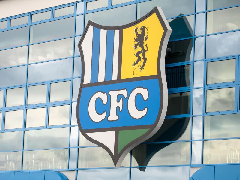 Außenansicht des Stadions des Chemnitzer FC mit dem Logo des Vereins an der Hauptfassade