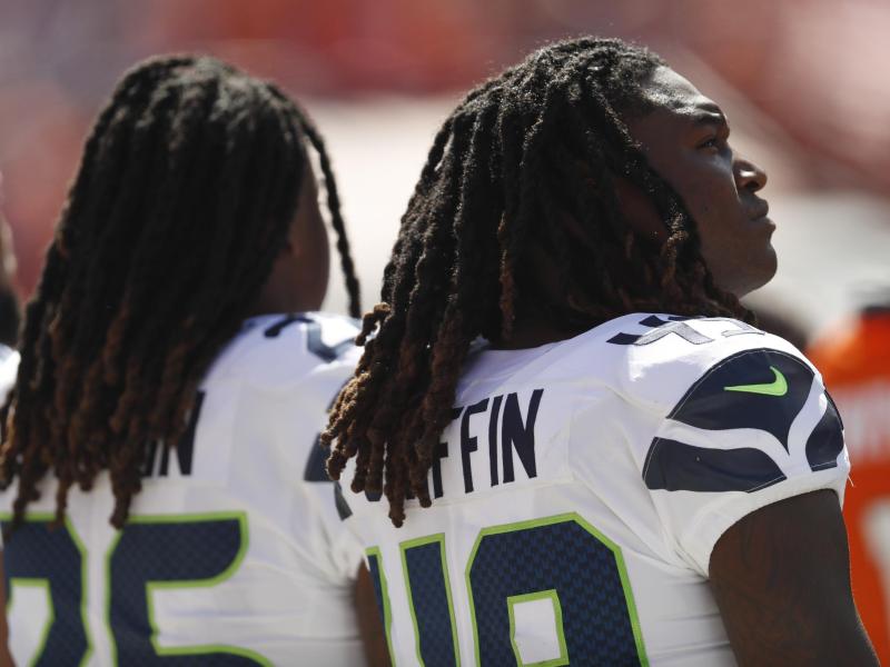 Shaquem Griffin (r.) und sein Bruder Shaquill Griffin von den Seattle Seahawks stehen während der Nationalhymne nebeneinander Shaquem Griffin (r.) und sein Bruder Shaquill Griffin von den Seattle Seahawks stehen während der Nationalhymne nebeneinander