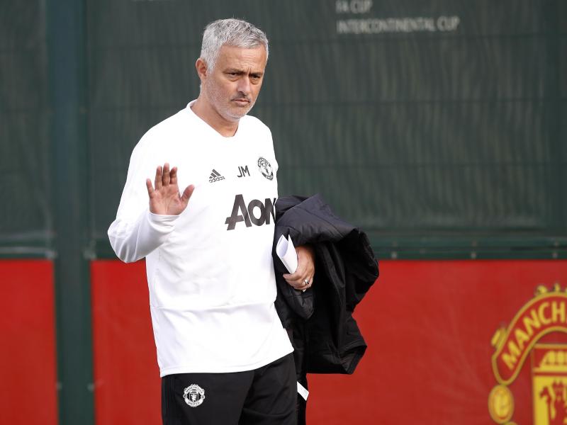 Für Coach José Mourinho war beim Training von Manchester United der Ärger beim Spiel gegen den FC Chelsea vergessen