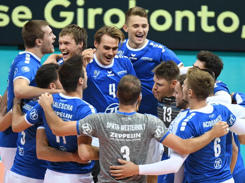 Friedrichshafens Spieler jubeln nach dem Sieg über die Berlin Volleys Friedrichshafens Spieler jubeln nach dem Sieg über die Berlin Volleys